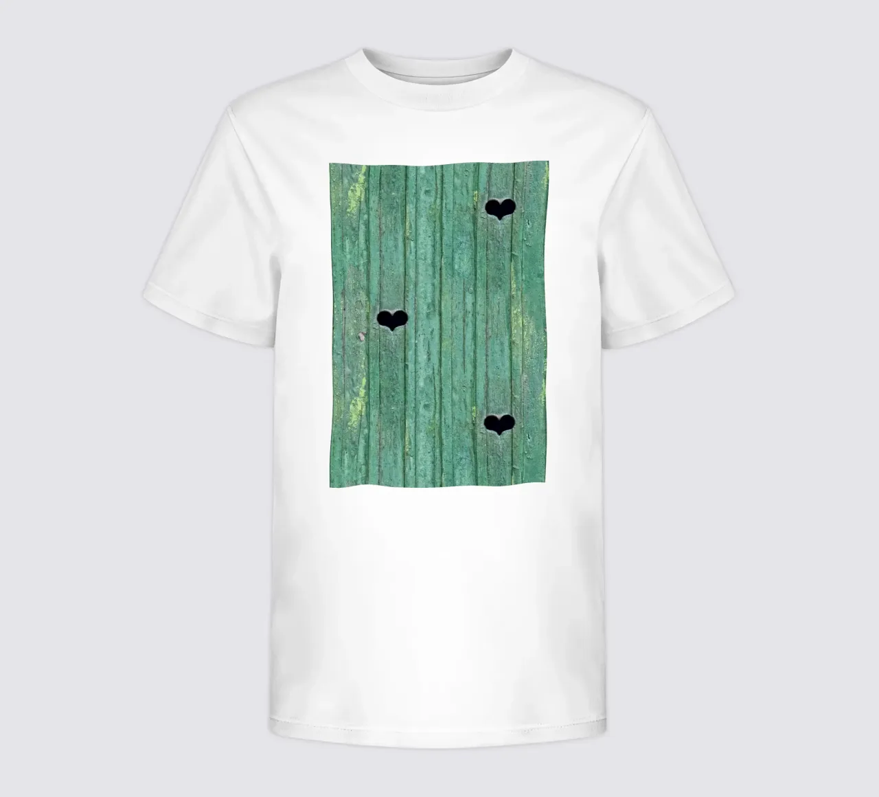 Un tocco d'amore rustico - Porta in legno con ritagli di cuore t-shirt bambini da Curious Collections by Marielle Leenders