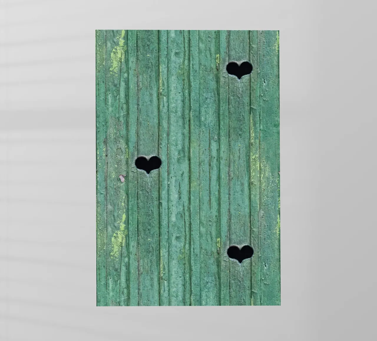 Un toque rústico de amor - Puerta de madera con recortes de corazón lámina retroiluminada de Curious Collections by Marielle Leenders