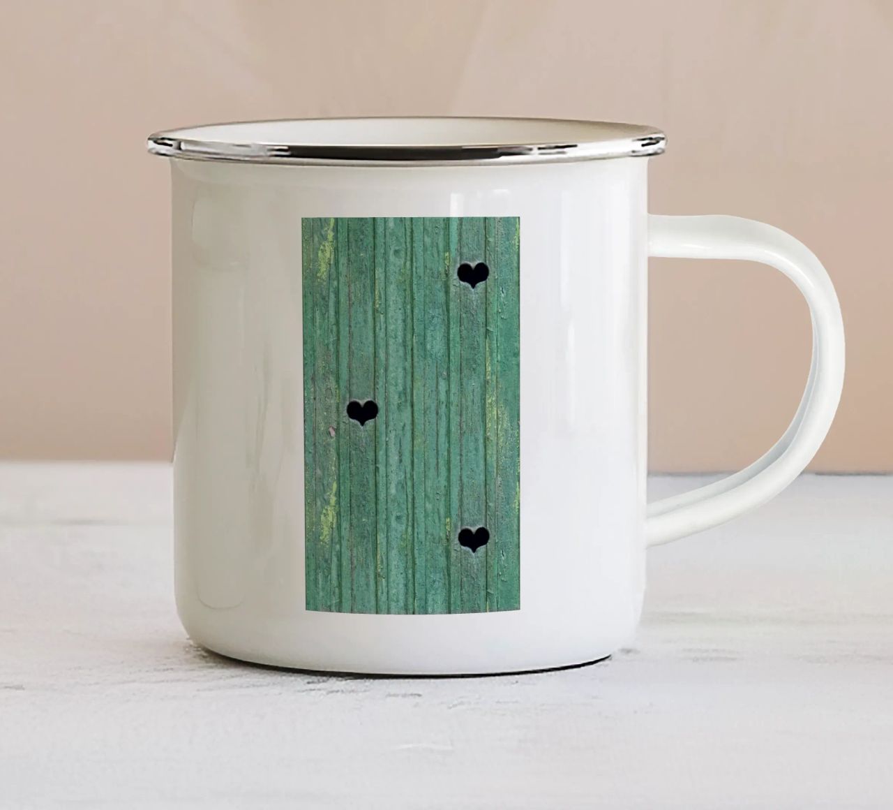 Un tocco d'amore rustico - Porta in legno con ritagli di cuore tazza in smalto da Curious Collections by Marielle Leenders