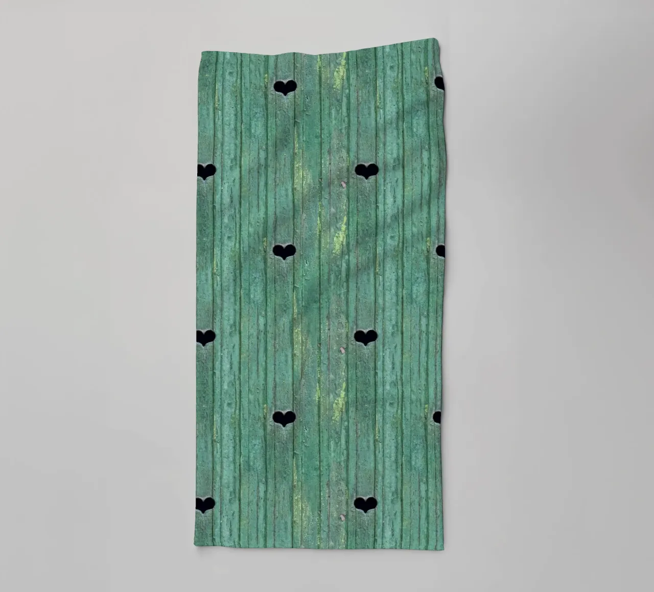 Une touche d'amour rustique - Porte en bois avec découpes en forme de cœur serviette de bain de Curious Collections by Marielle Leenders