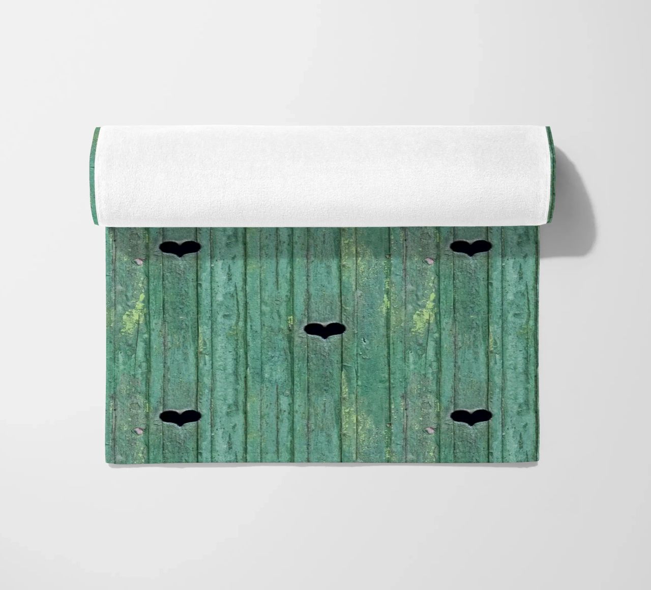 Un tocco d'amore rustico - Porta in legno con ritagli di cuore telo mare da Curious Collections by Marielle Leenders