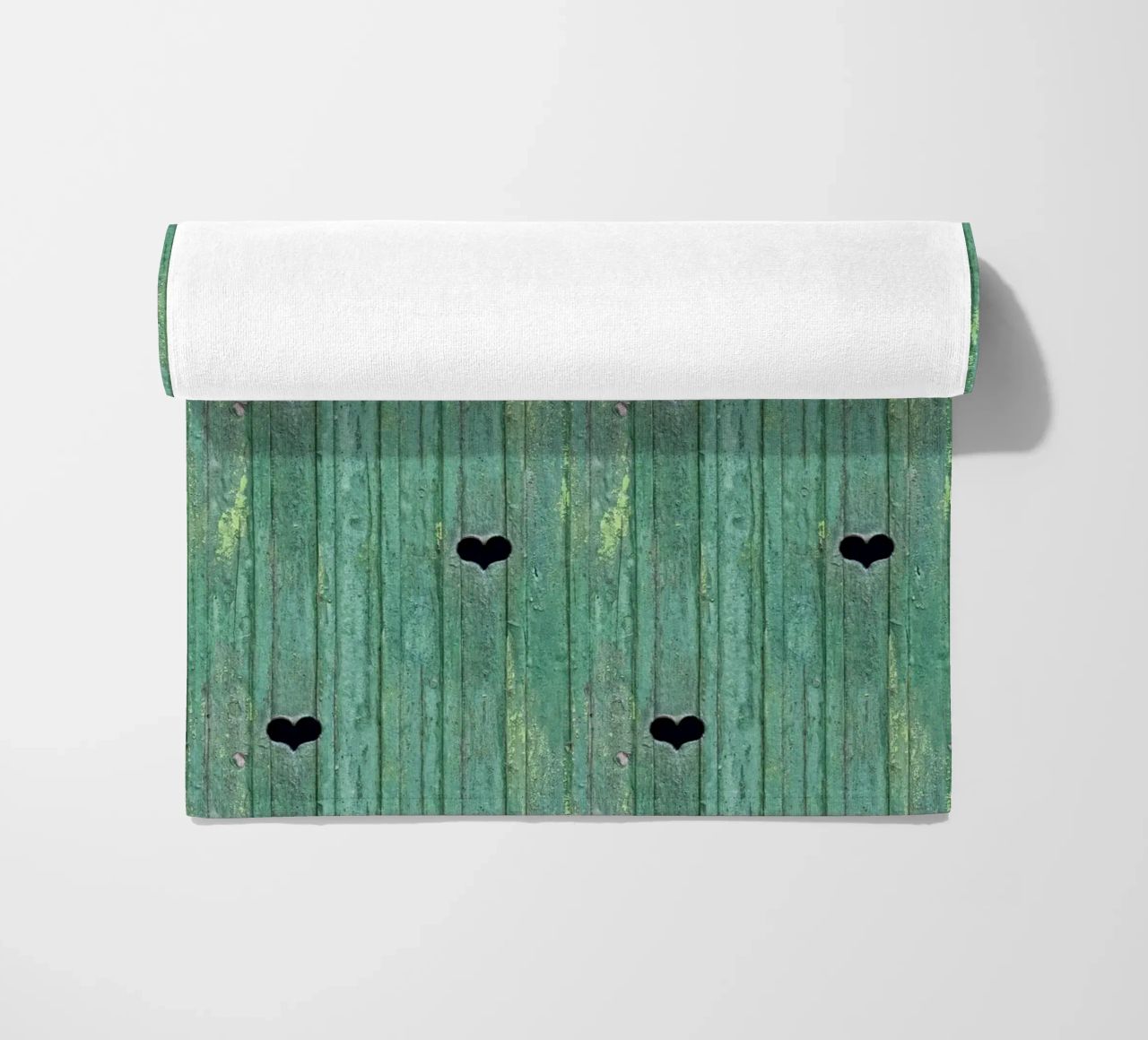 Un tocco d'amore rustico - Porta in legno con ritagli di cuore telo mare da Curious Collections by Marielle Leenders