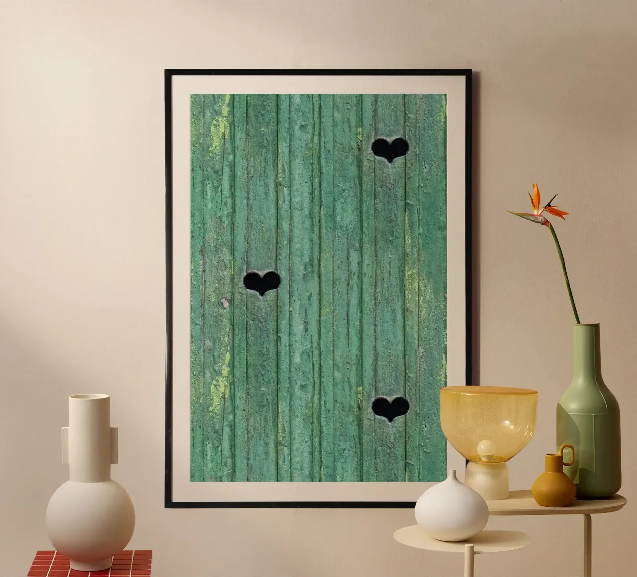 Un tocco d'amore rustico - Porta in legno con ritagli di cuore poster da Curious Collections by Marielle Leenders