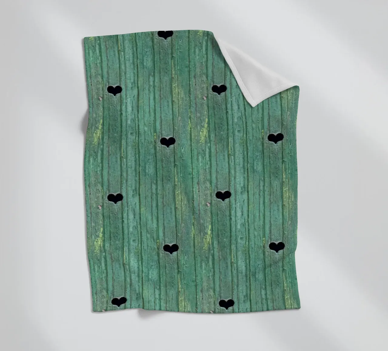 Un tocco d'amore rustico - Porta in legno con ritagli di cuore coperta in pile da Curious Collections by Marielle Leenders