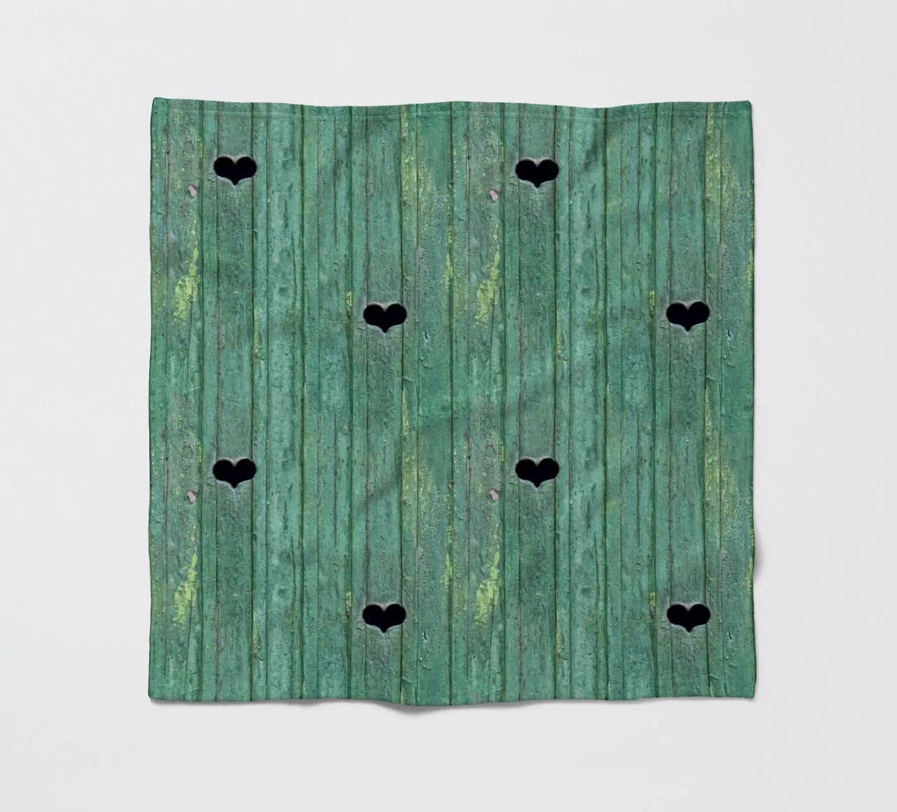 Un tocco d'amore rustico - Porta in legno con ritagli di cuore coperta in pile da Curious Collections by Marielle Leenders