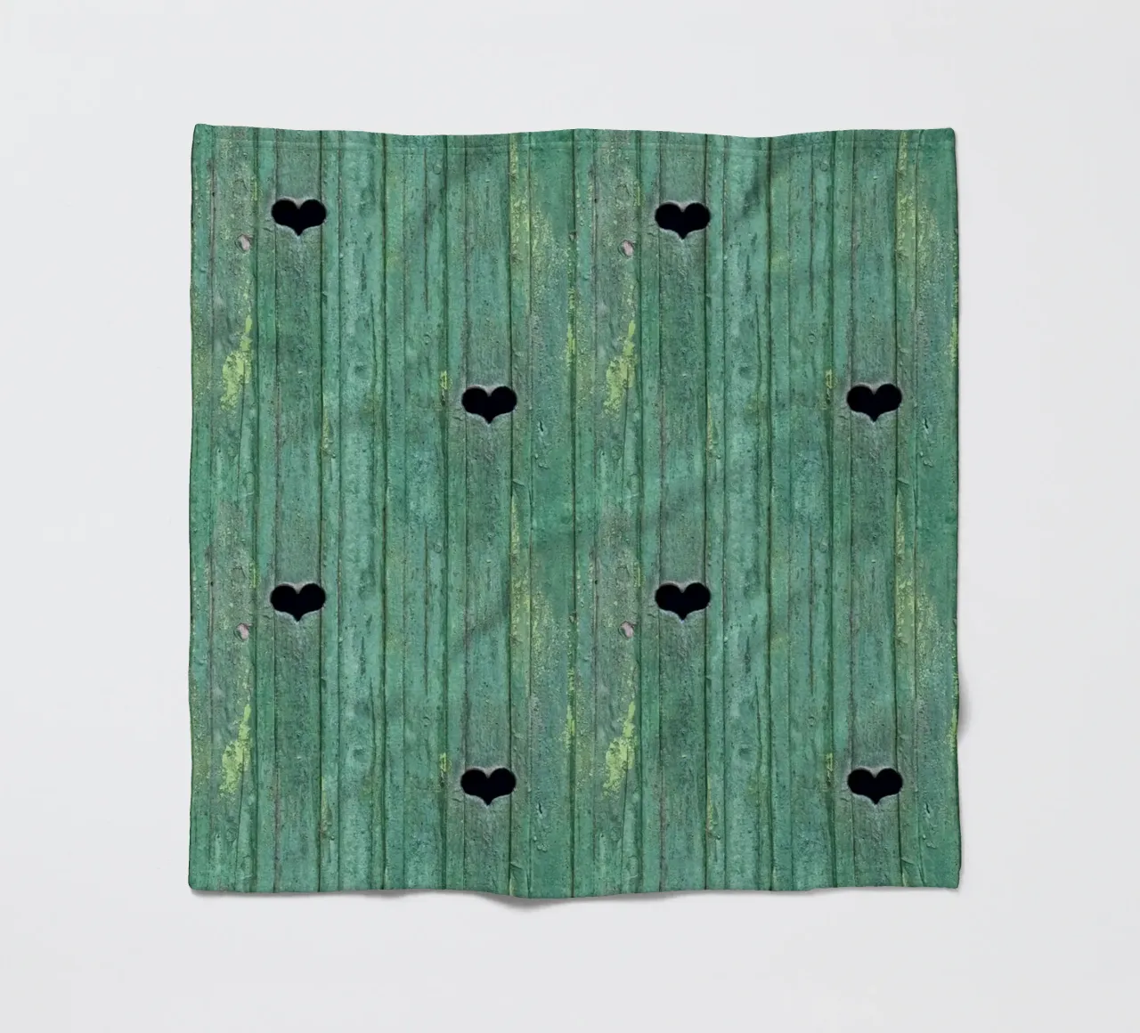Un tocco d'amore rustico - Porta in legno con ritagli di cuore coperta in pile da Curious Collections by Marielle Leenders
