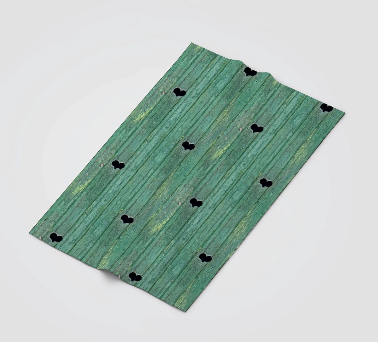 Un tocco d'amore rustico - Porta in legno con ritagli di cuore coperta in pile da Curious Collections by Marielle Leenders