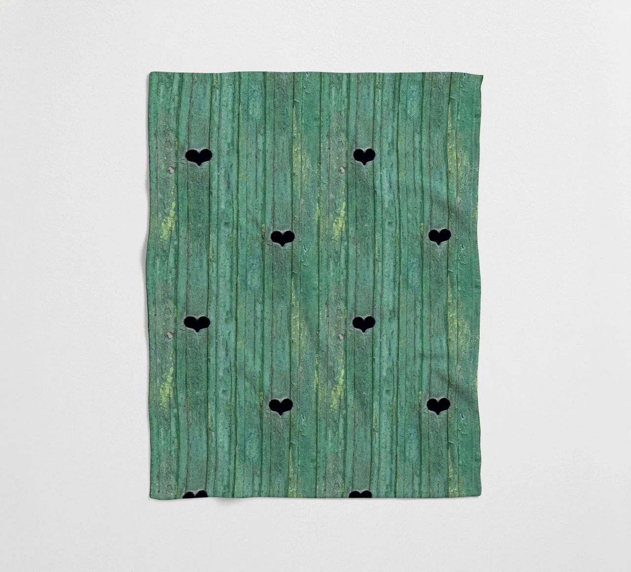 Un tocco d'amore rustico - Porta in legno con ritagli di cuore coperta in pile da Curious Collections by Marielle Leenders