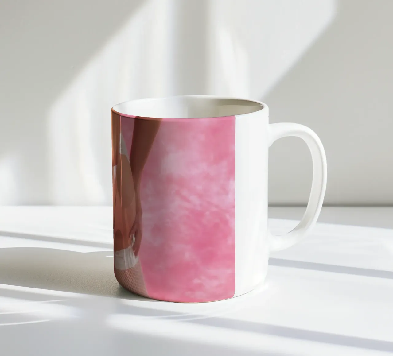Biancheria intima bianca tazza in ceramica da Dave Hare Photography