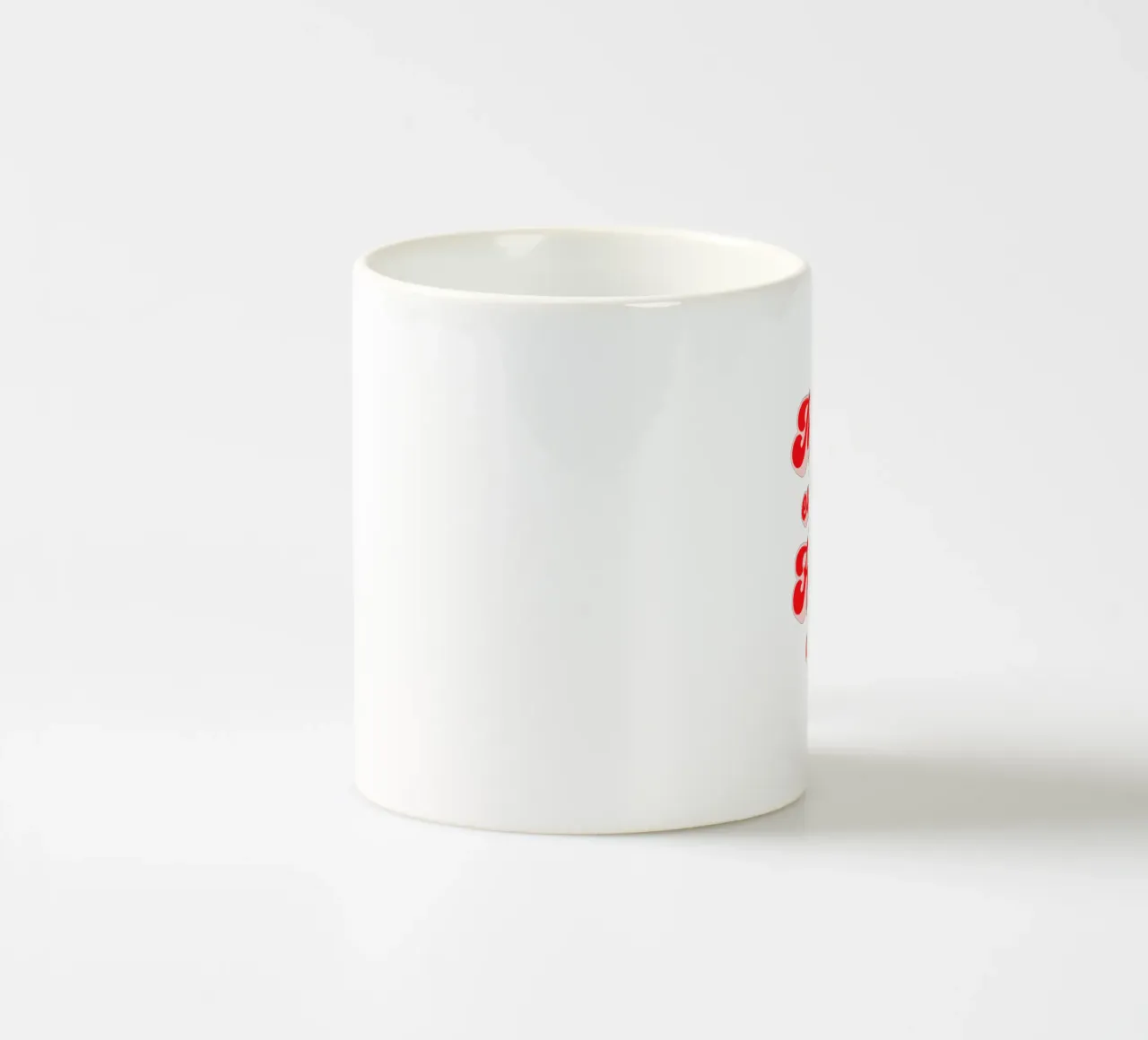 Retro Holiday Greetings 'MERRY EVERYTHING' Red on White tazza in ceramica da Dominique Vari Words