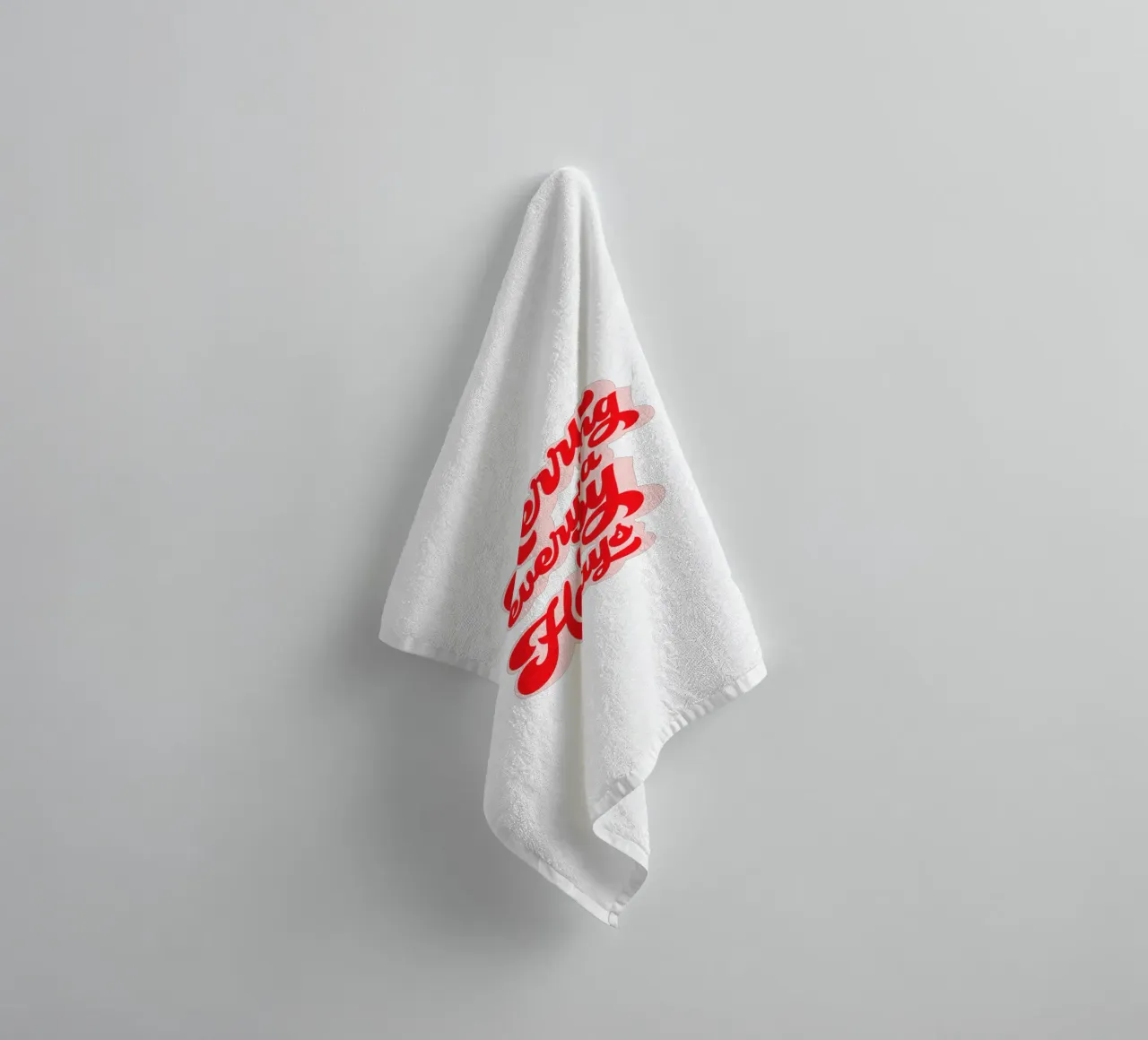 Retro Holiday Greetings 'MERRY EVERYTHING' Red on White asciugamano da bagno da Dominique Vari Words