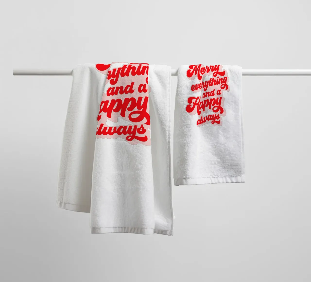 Retro Holiday Greetings 'MERRY EVERYTHING' Red on White asciugamano da bagno da Dominique Vari Words