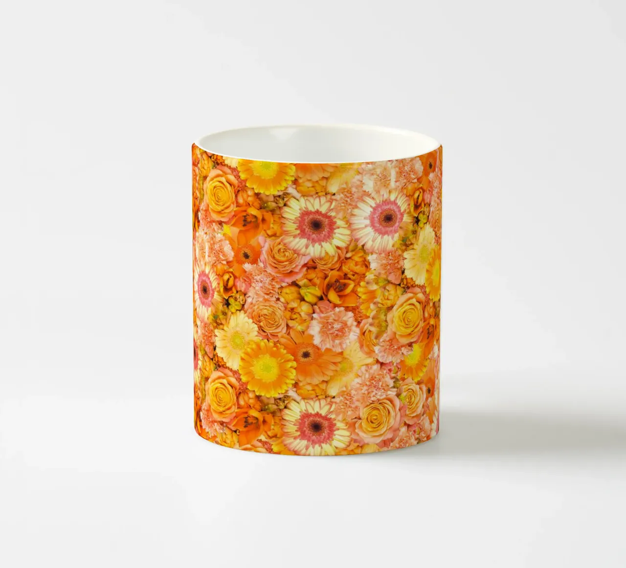 Un mare di arancione - Fiori in piena fioritura tazza in ceramica da Curious Collections by Marielle Leenders