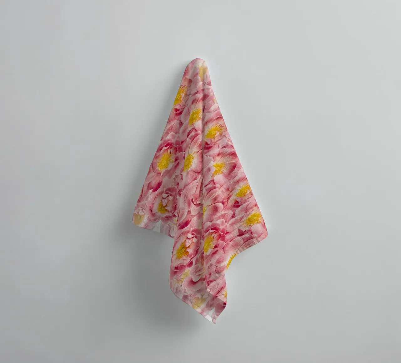 Un tocco di romanticismo - Rose rosa asciugamano da bagno da Curious Collections by Marielle Leenders