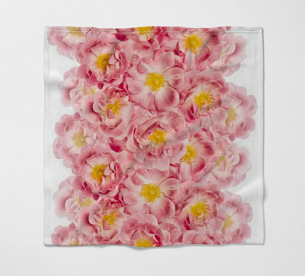 Un tocco di romanticismo - Rose rosa coperta in pile da Curious Collections by Marielle Leenders