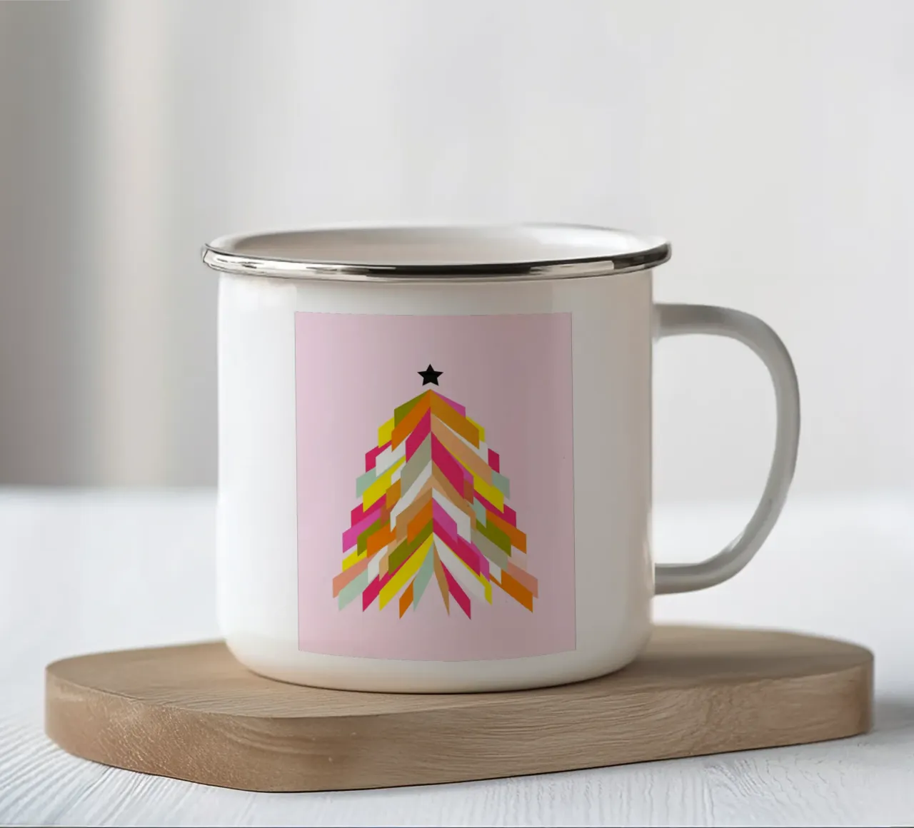 Festive Retro Christmas Tree on Pale Pink tazza in smalto da Dominique Vari