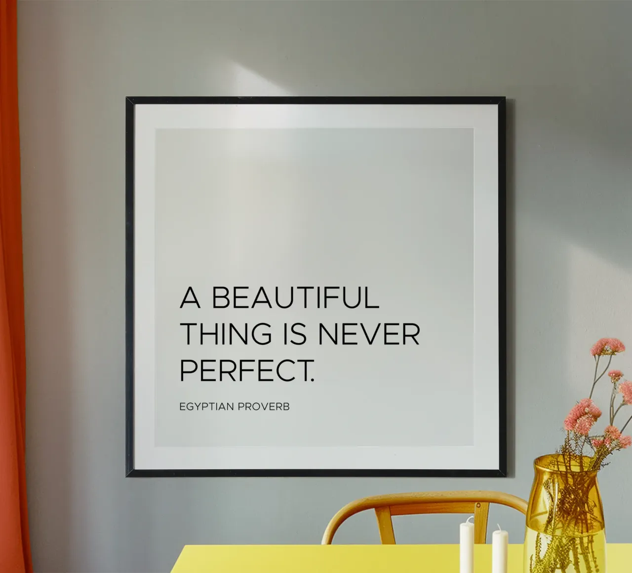 Una cosa bella non è mai perfetta poster con telaio in legno da Paigaam Studio