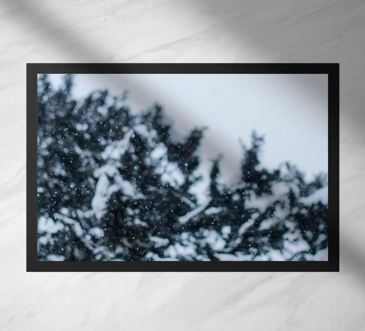 Silenzio d'inverno - fiocchi di neve nella foresta zerbino da Whole©