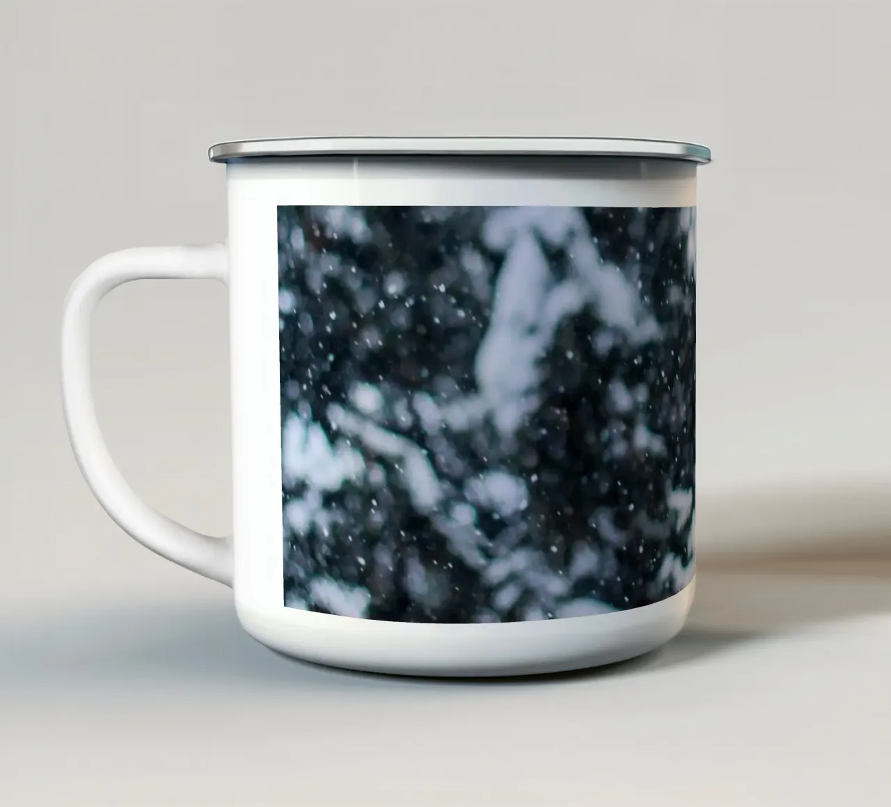 Silenzio d'inverno - fiocchi di neve nella foresta tazza in smalto da Whole©