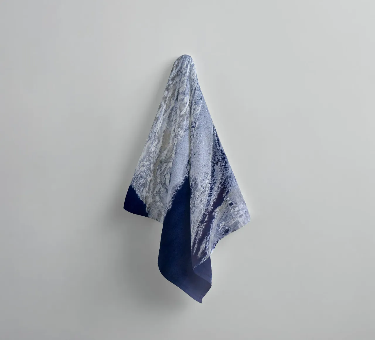 IJsformaties - Abstract winterlandschap badhanddoek van Whole©