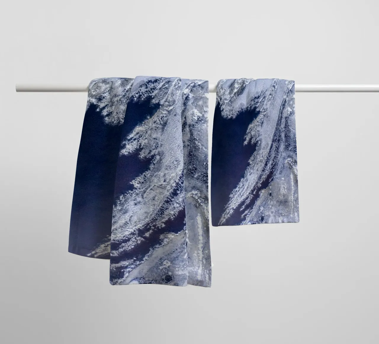 IJsformaties - Abstract winterlandschap badhanddoek van Whole©