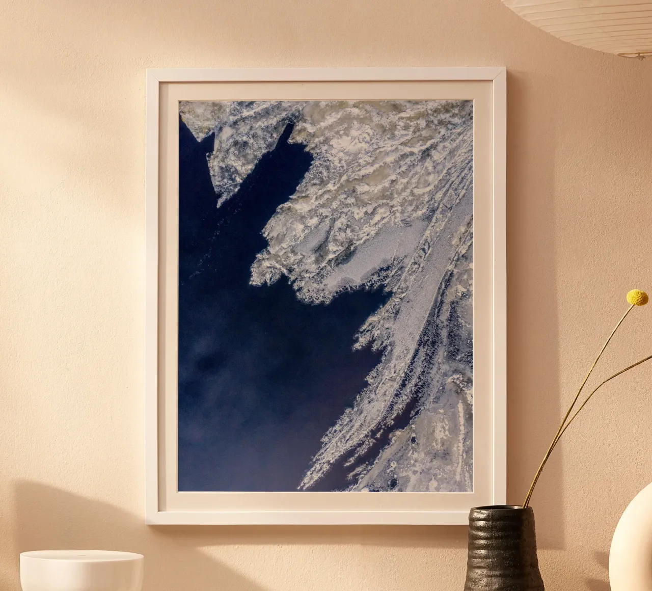 IJsformaties - Abstract winterlandschap poster met kunststof frame van Whole©