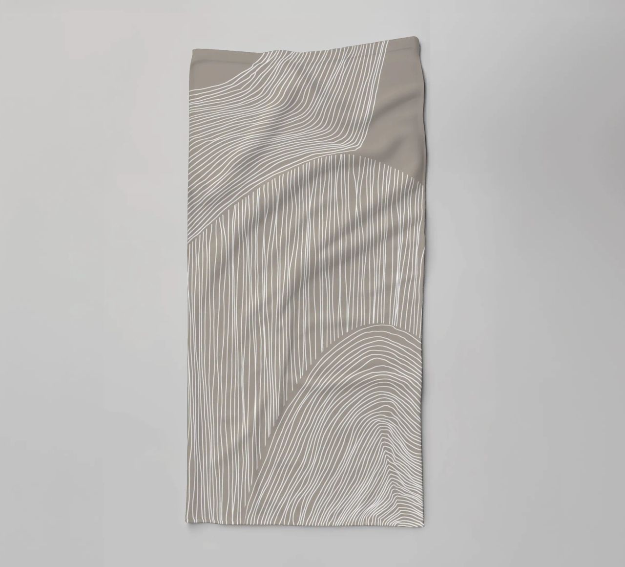 Arte delle linee curve asciugamano da bagno da Melloi Art Print