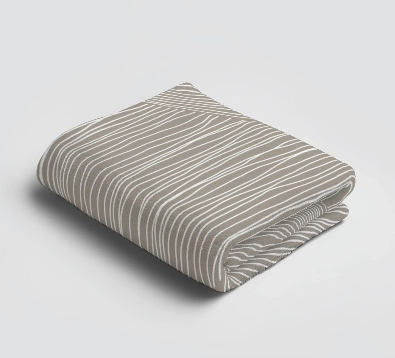 Arte delle linee curve asciugamano da bagno da Melloi Art Print