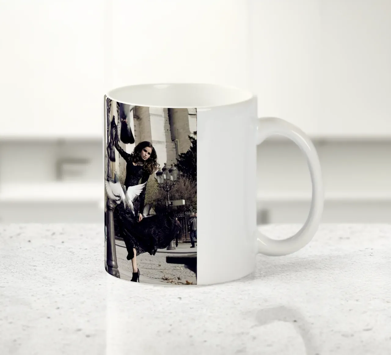 Doves in Paris II tazza in ceramica da Marie Bärsch