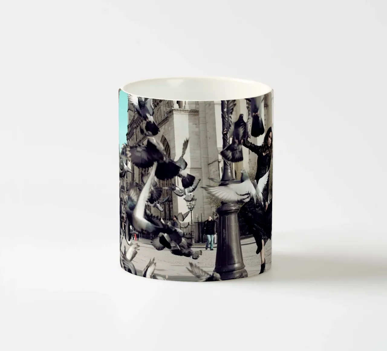 Doves in Paris II tazza in ceramica da Marie Bärsch