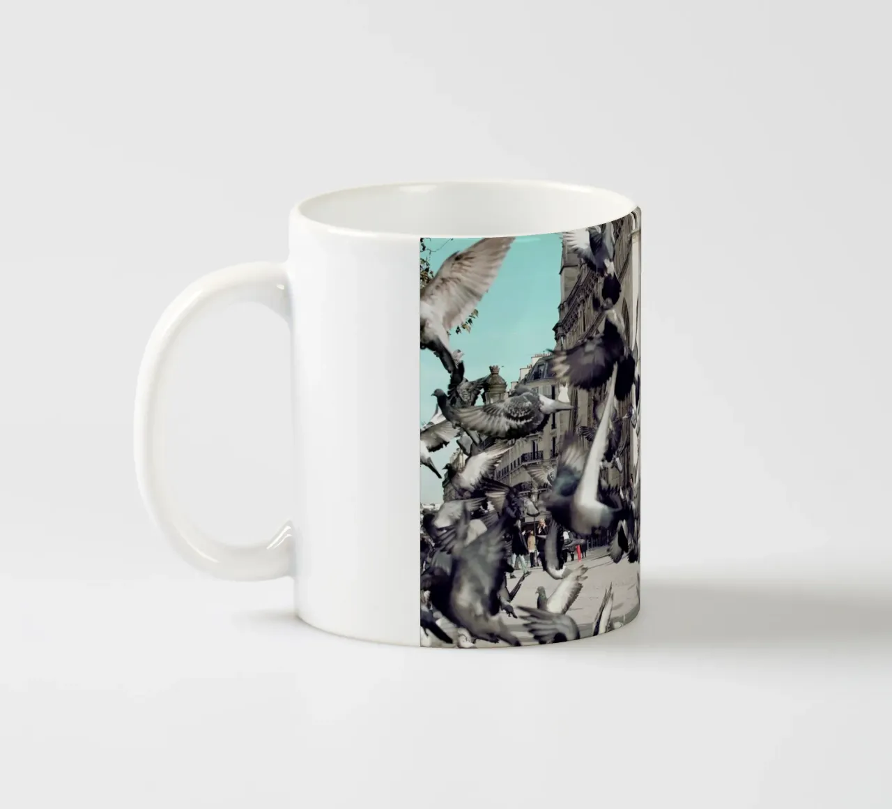 Doves in Paris II tazza in ceramica da Marie Bärsch
