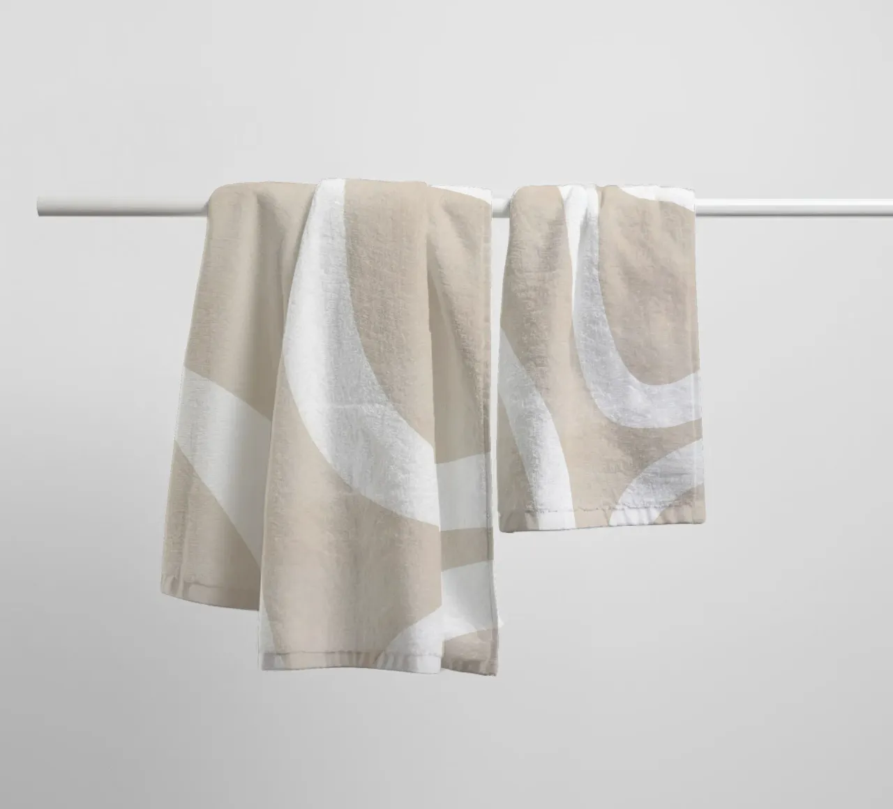 Linea curva bianca beige asciugamano da bagno da Melloi Art Print
