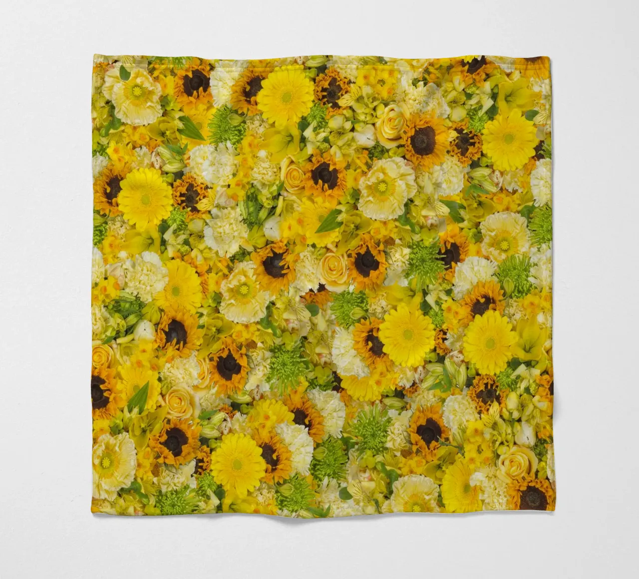 Un'esplosione di sole in ogni petalo - Fiori gialli coperta in pile da Curious Collections by Marielle Leenders