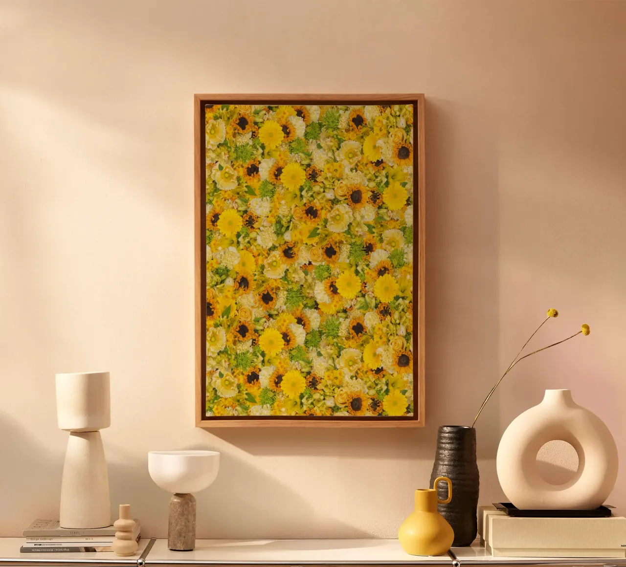 Un'esplosione di sole in ogni petalo - Fiori gialli tela con Cornice a cassetta da Curious Collections by Marielle Leenders