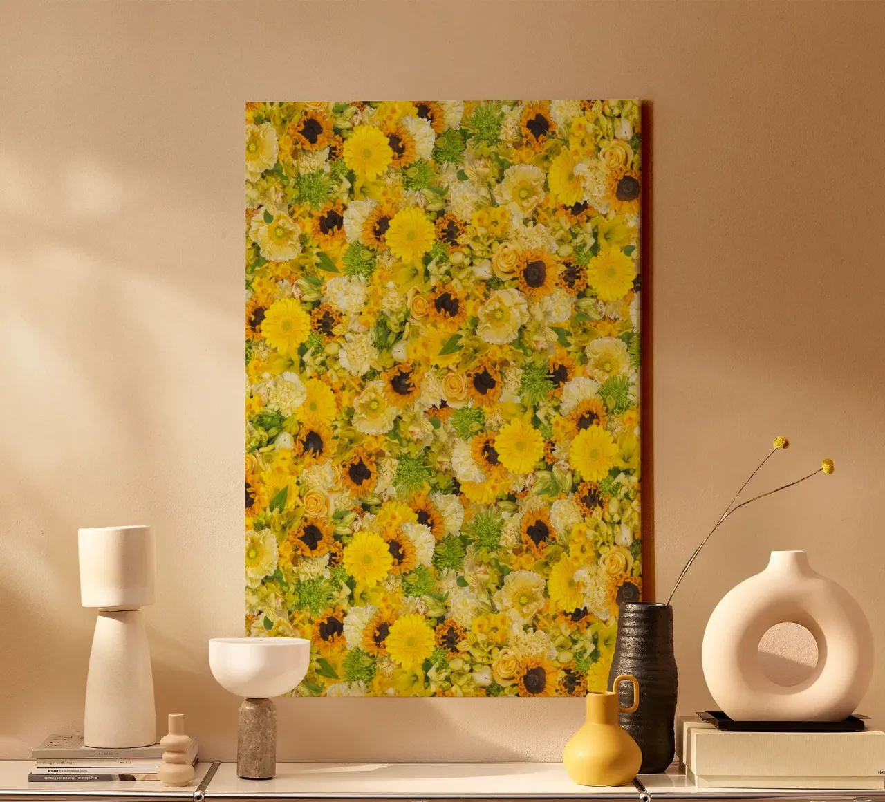 Un'esplosione di sole in ogni petalo - Fiori gialli tela con Cornice a cassetta da Curious Collections by Marielle Leenders