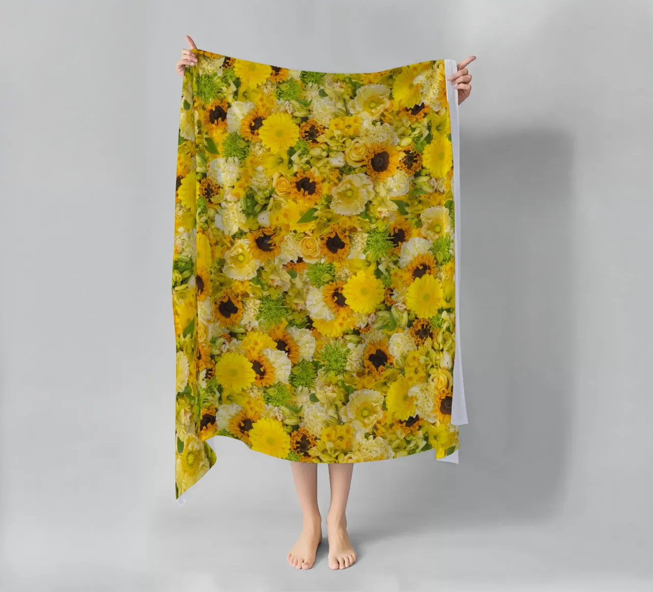 Un'esplosione di sole in ogni petalo - Fiori gialli telo mare da Curious Collections by Marielle Leenders