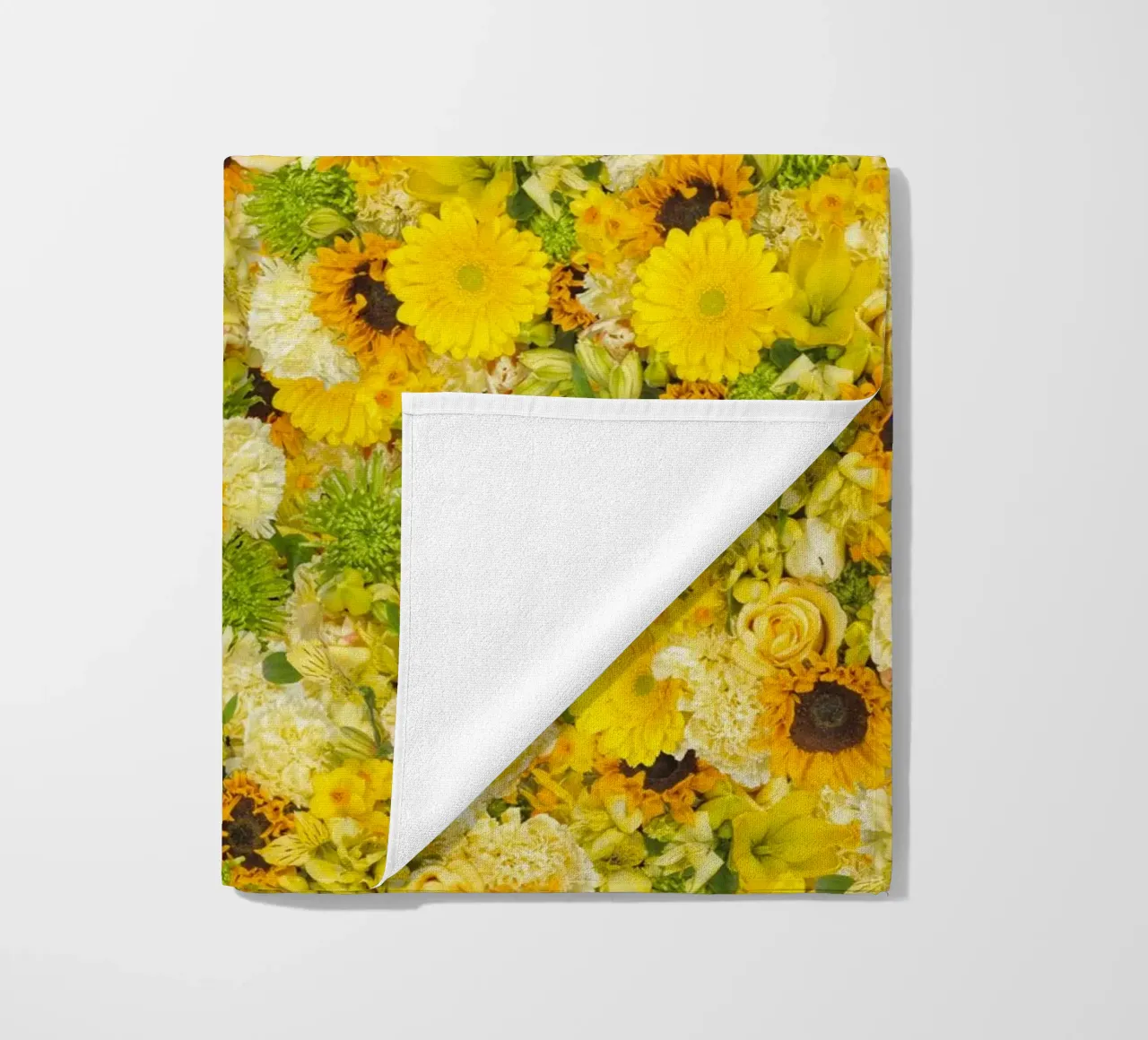 Un'esplosione di sole in ogni petalo - Fiori gialli telo mare da Curious Collections by Marielle Leenders