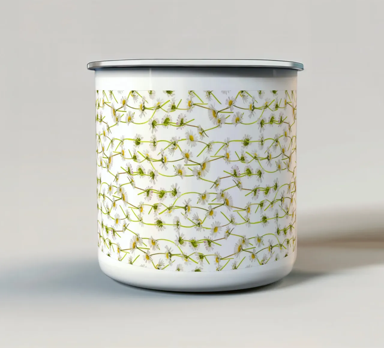 Margherite in una delicata catena tazza in smalto da Curious Collections by Marielle Leenders