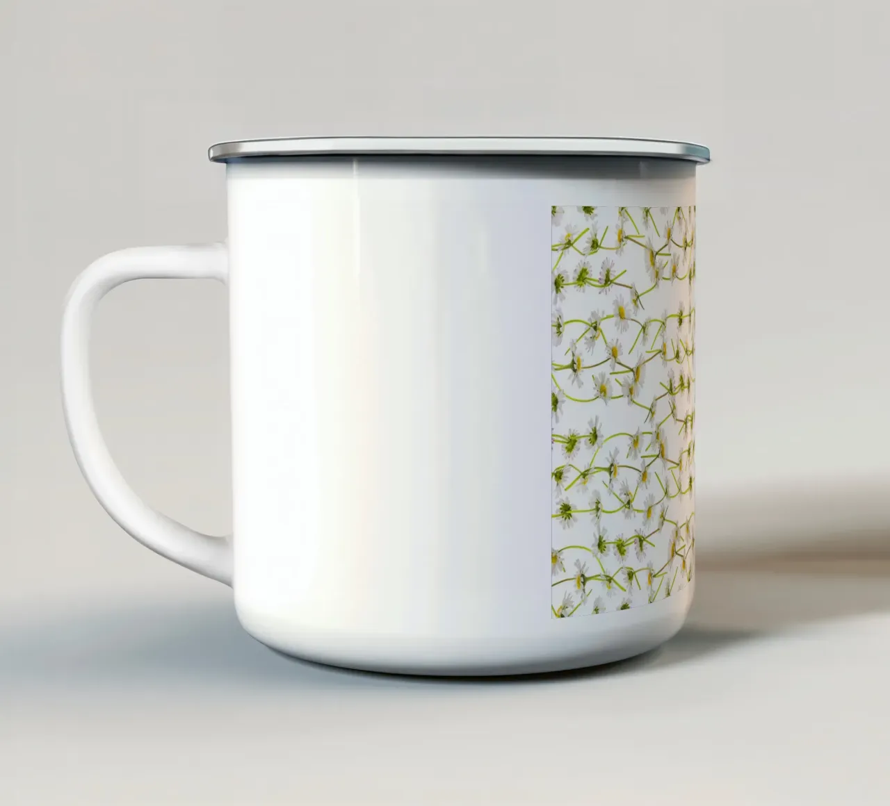 Margherite in una delicata catena tazza in smalto da Curious Collections by Marielle Leenders