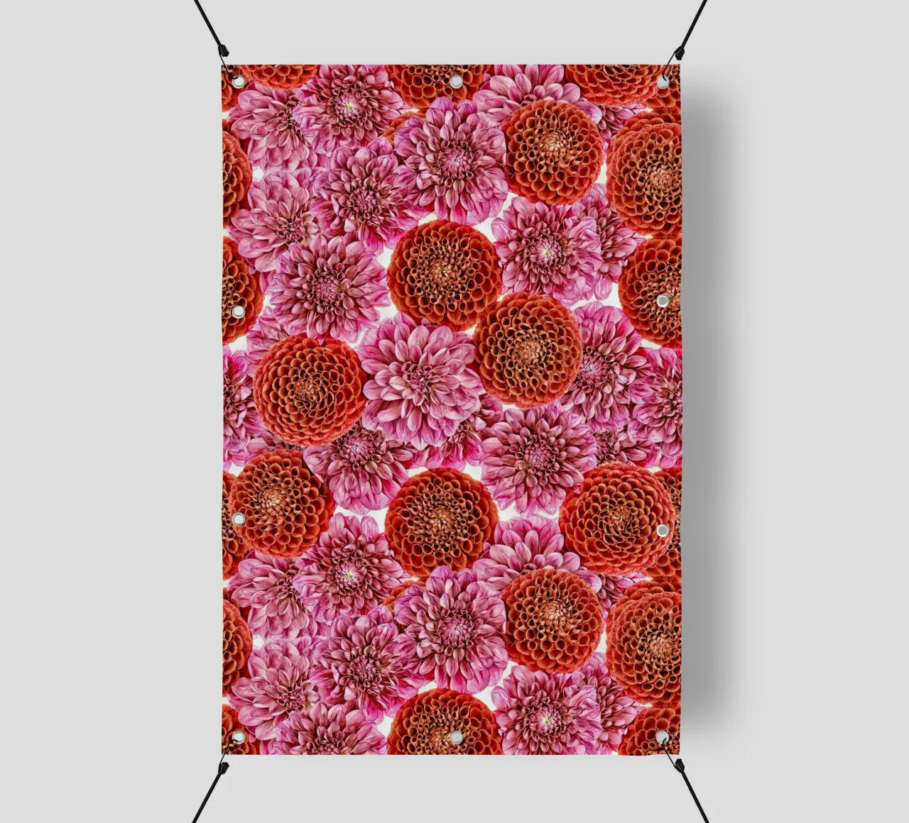 Un arazzo floreale di dalie rosse e viola regali. telo in pvc da Curious Collections by Marielle Leenders