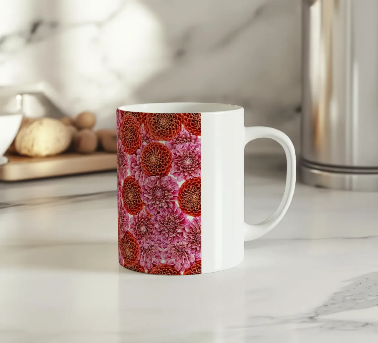 Un arazzo floreale di dalie rosse e viola regali. tazza in ceramica da Curious Collections by Marielle Leenders