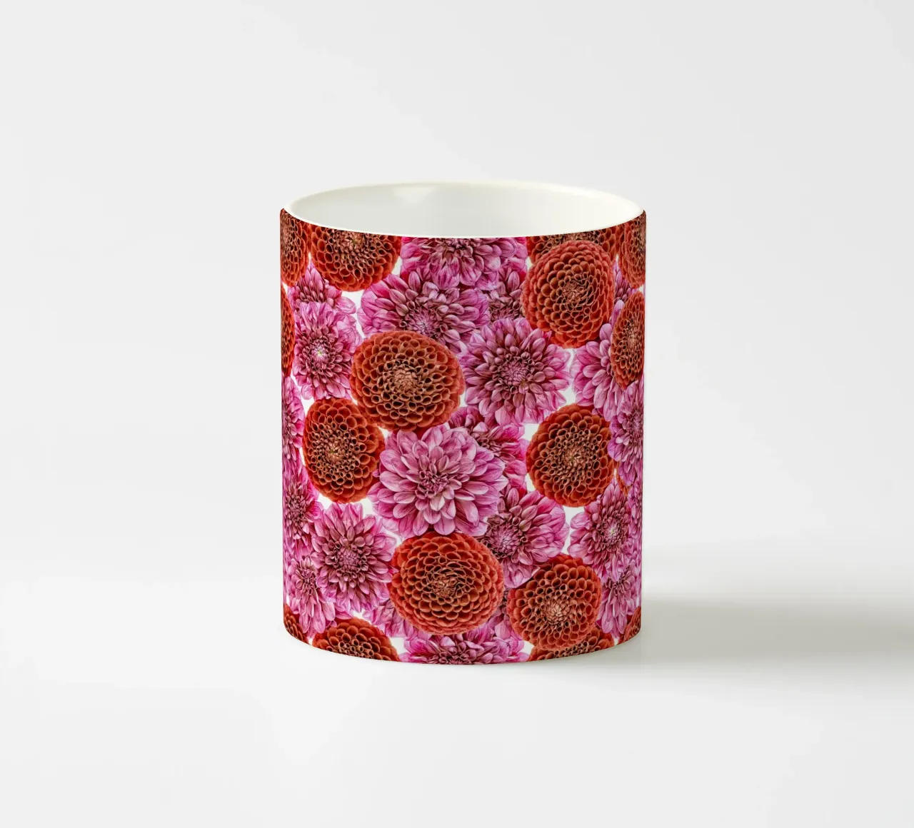 Un arazzo floreale di dalie rosse e viola regali. tazza in ceramica da Curious Collections by Marielle Leenders