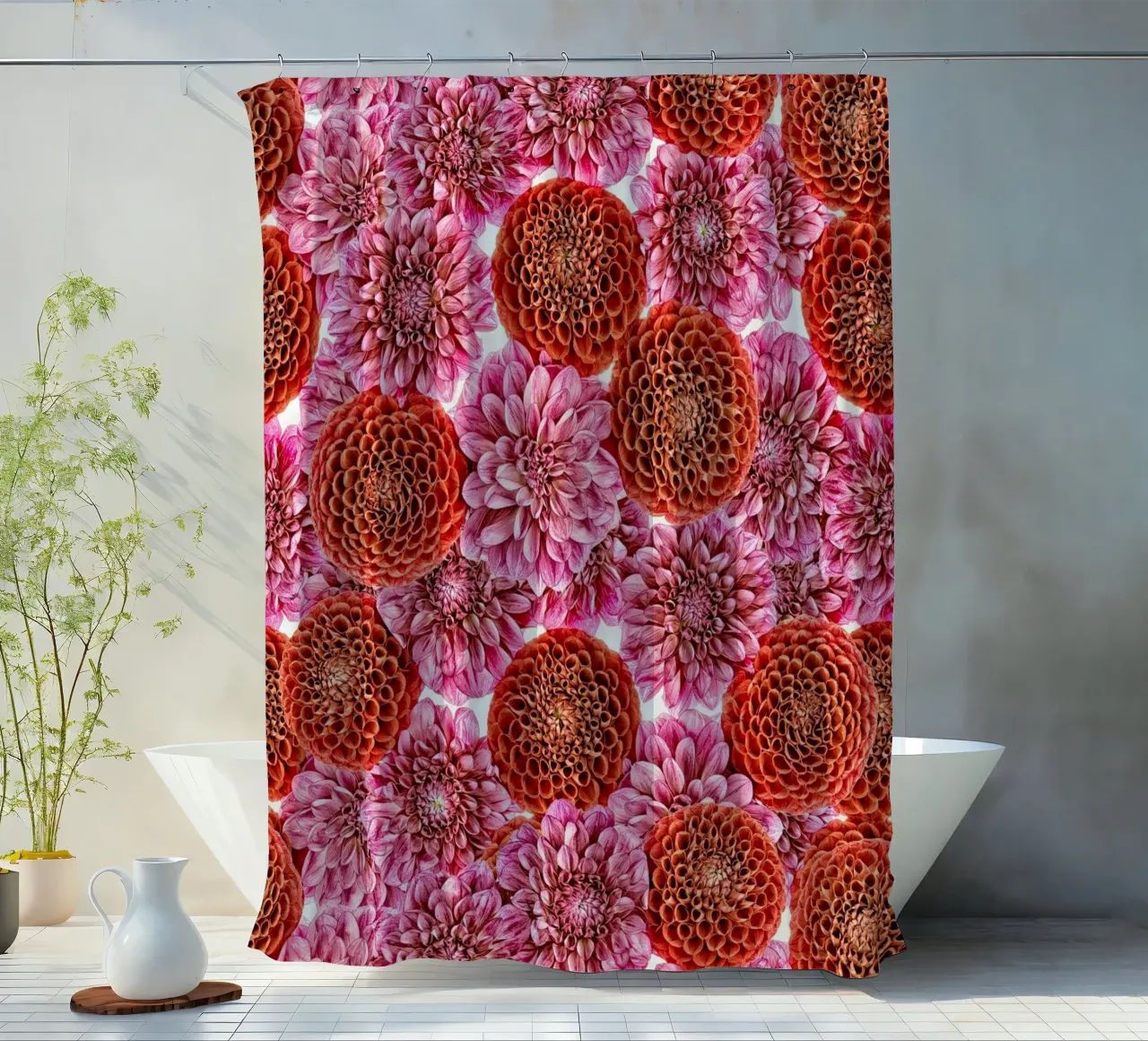 Ein Blumenteppich aus kräftigem Rot und königlichen violetten Dahlien. Duschvorhang von Curious Collections by Marielle Leenders