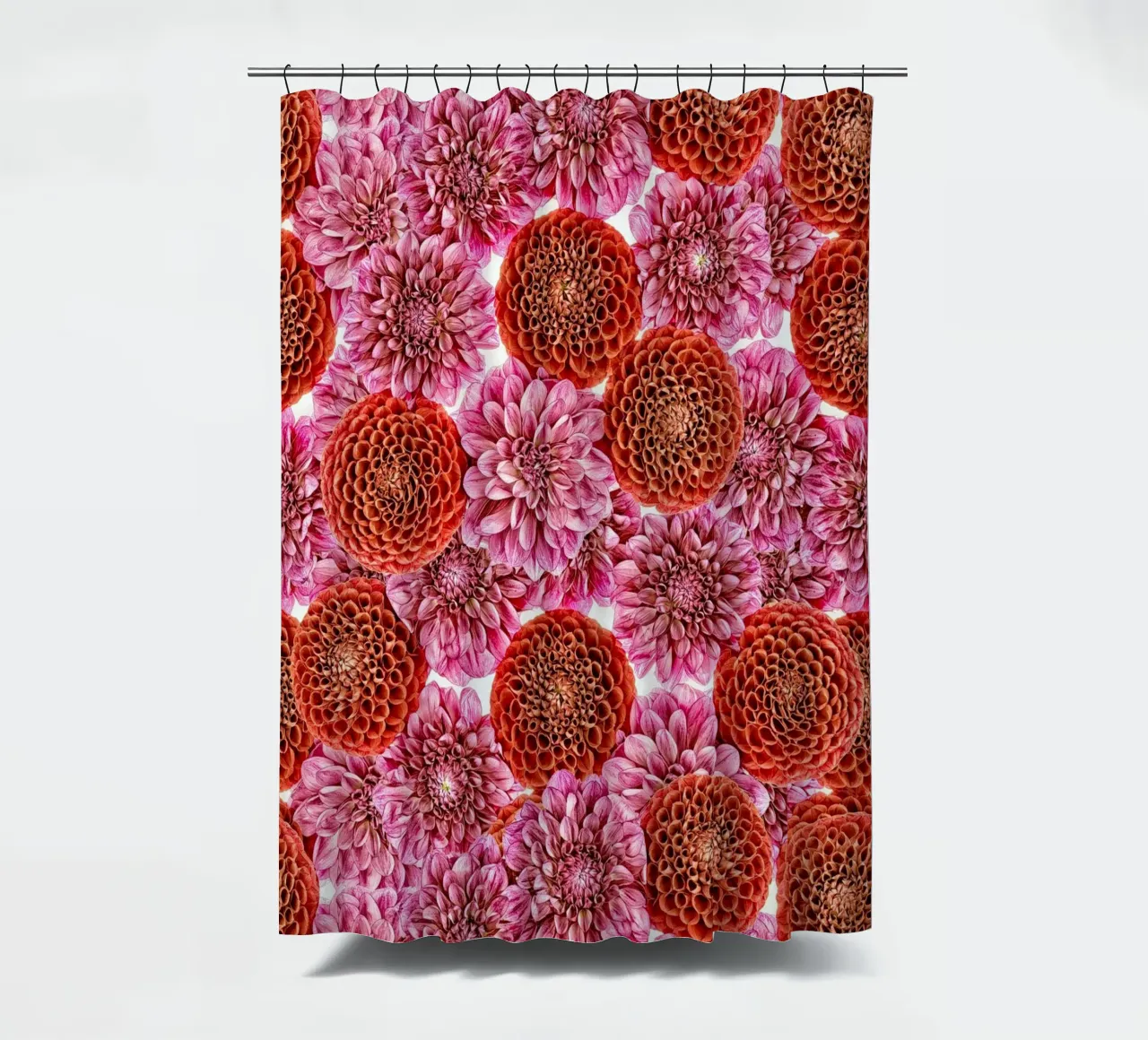 Ein Blumenteppich aus kräftigem Rot und königlichen violetten Dahlien. Duschvorhang von Curious Collections by Marielle Leenders