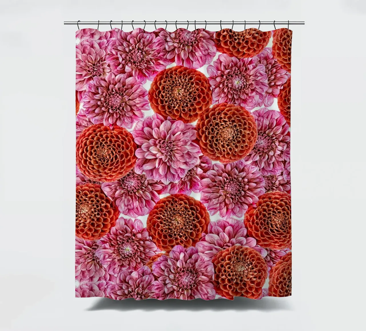 Ein Blumenteppich aus kräftigem Rot und königlichen violetten Dahlien. Duschvorhang von Curious Collections by Marielle Leenders