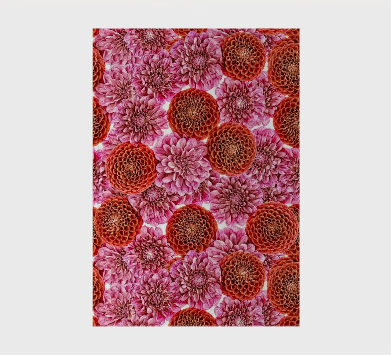 Un arazzo floreale di dalie rosse e viola regali. diario da Curious Collections by Marielle Leenders