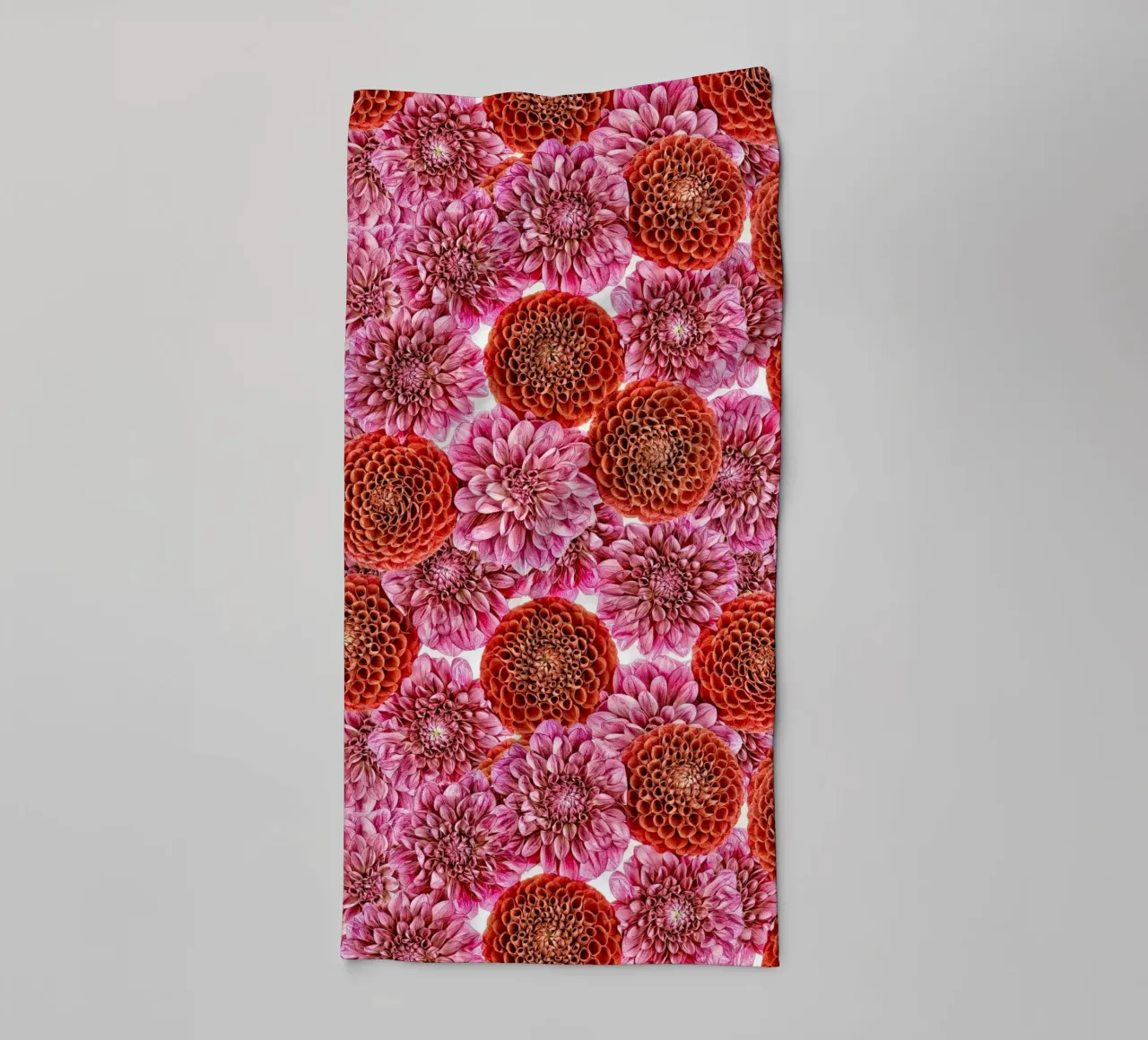 Un arazzo floreale di dalie rosse e viola regali. asciugamano da bagno da Curious Collections by Marielle Leenders