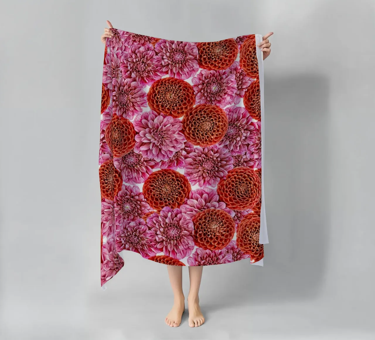 Un arazzo floreale di dalie rosse e viola regali. telo mare da Curious Collections by Marielle Leenders