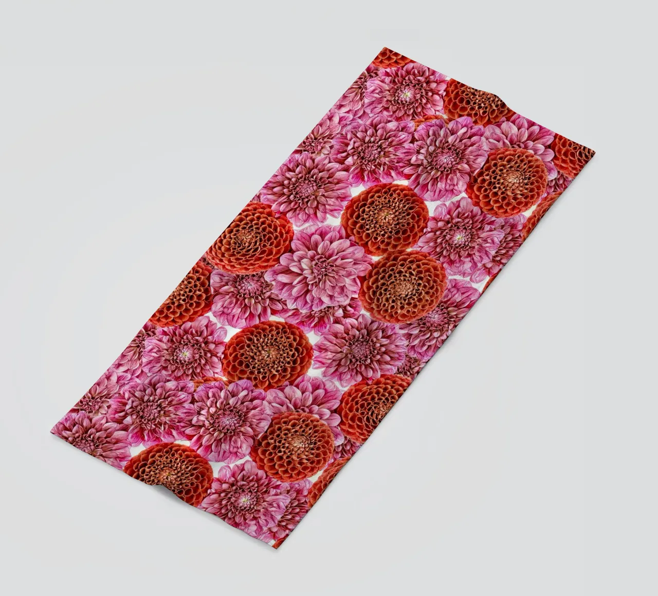 Un arazzo floreale di dalie rosse e viola regali. telo mare da Curious Collections by Marielle Leenders
