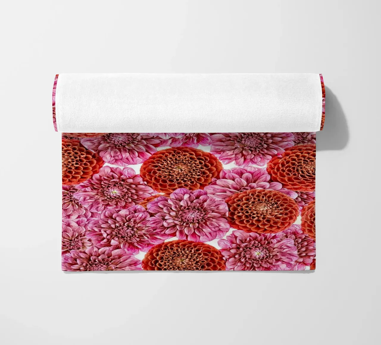 Un arazzo floreale di dalie rosse e viola regali. telo mare da Curious Collections by Marielle Leenders